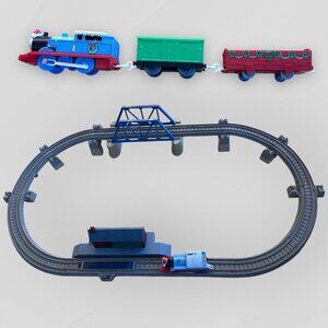 Thomas & Friends Christmas Motorized Train Set w Elsbridge Station Bridge